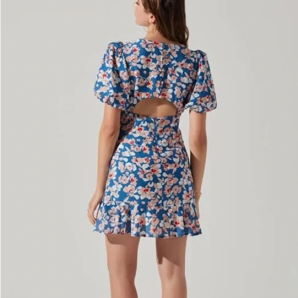 ASTR the label Puff Sleeve Cutout Dress - Picture 2 of 6